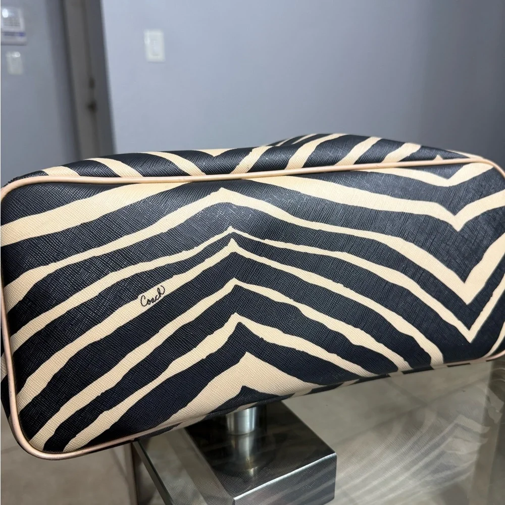 🤗 SOLD 🤗 Coach Zebra Stripe Tote in Black and Cream - Picture 10 of 10